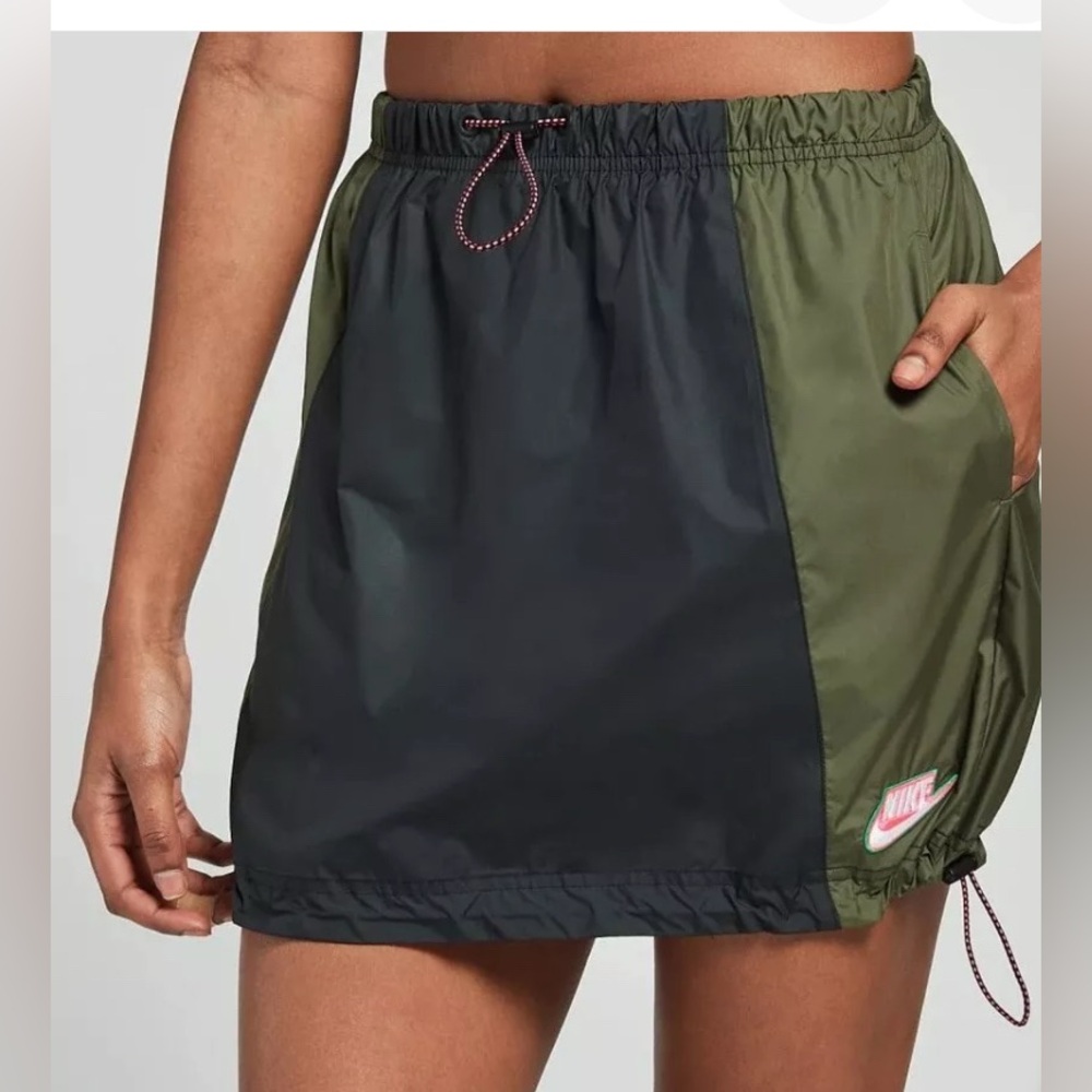 NIKE Icon Clash Woven Colorblock Polyester Skirt Black & Green Size L